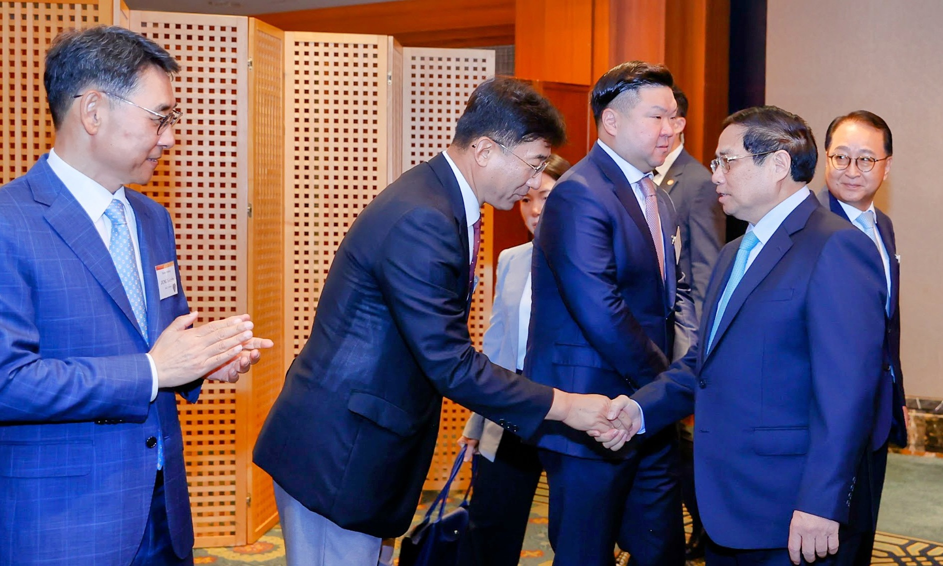 Các lãnh đạo tập đoàn hàng đầu Hàn Quốc dự tọa đàm cùng Thủ tướng Phạm Minh Chính, sáng 1/7, tại Seoul, Hàn Quốc. Ảnh: Nhật Bắc