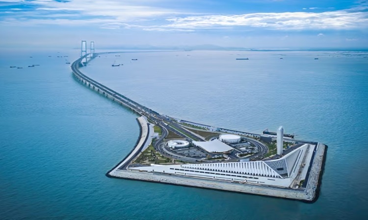 Đảo nhân tạo thuộc công trình cầu vượt biển Thâm Quyến - Trung Sơn. Ảnh: Xinhua