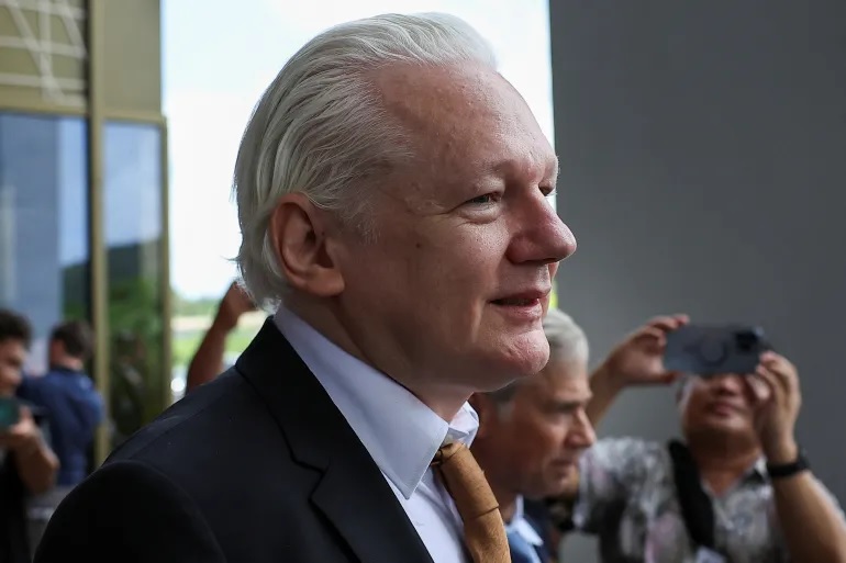 Nhà sáng lập WikiLeaks Julian Assange rời phiên tòa ở Saipan ngày 26/6. Ảnh: Reuters